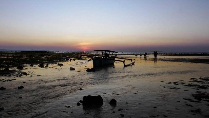 1764349518417-keindahan-matahari-terbenam-di-pantai-kelapa-lima-kupang-dok-tangkapan-layar-google-riviewer-subagio-2024-1764322568680_169