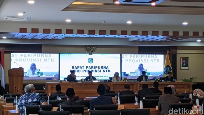 1764349519936-gubernur-ntb-lalu-muhamad-iqbal-saat-sambutan-pada-rapat-paripurna-pengesahan-apbd-2026-bersama-dprd-ntb-jumat-28112025-foto-a-1764336376492_169