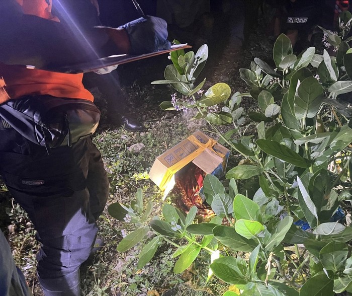 1764349520965-kardus-yang-berisi-bayi-laki-laki-yang-ditemukan-di-pinggir-jalan-ke-arah-pegunungan-kelurahan-panggi-kecamatan-mpunda-kota-bi-1764342577170