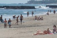 1764349521462-turis-asing-berjemur-dan-menikmati-deburan-ombak-pantai-batu-bolong-di-desa-canggu-kecamatan-kuta-utara-badung-beberapa-waktu-_169