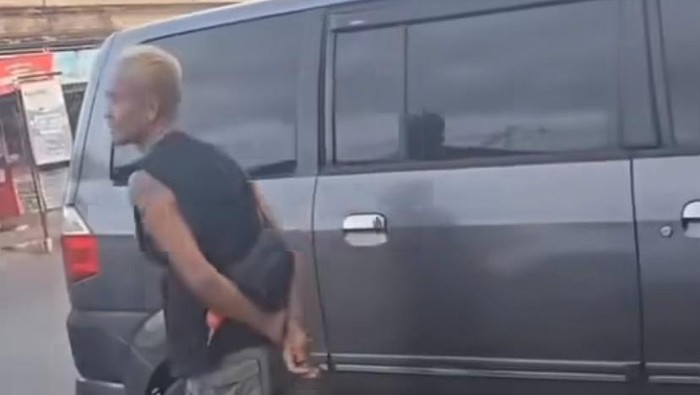 1764349522387-viral-driver-palak-wisatawan-1764321052035_169