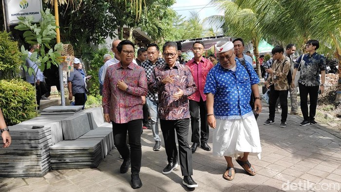 1764349523355-mendes-yandri-dan-bupati-adi-arnawa-di-desa-tibubeneng-badung-jumat-28112025-1764338603992_169