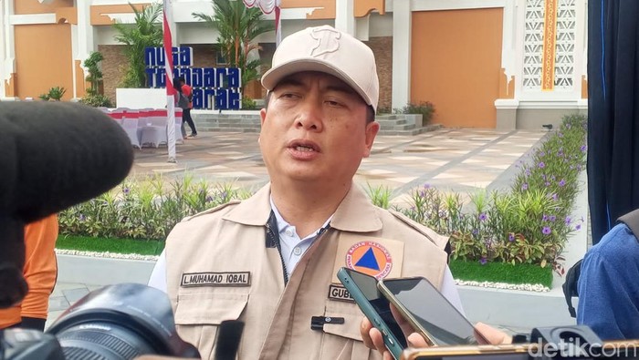 1764349526491-gubernur-ntb-lalu-muhamad-iqbal-saat-upacara-siap-siaga-bencana-di-halaman-kantor-gubernur-ntb-jumat-28112025-1764331683157_169