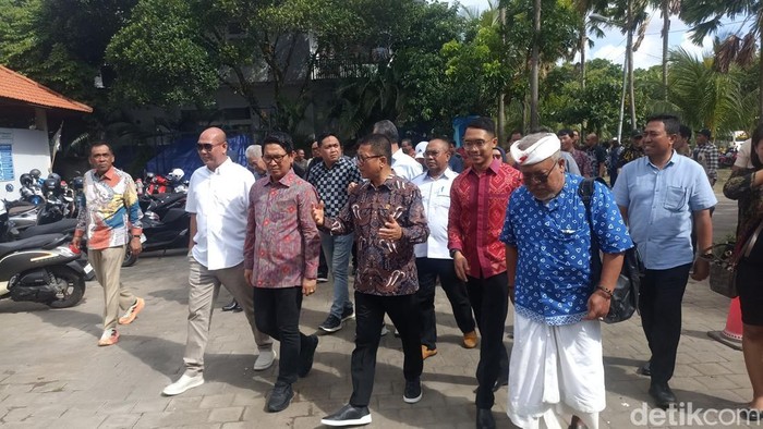 1764349526975-menteri-yandri-saat-menghadiri-peresmian-gedung-olahraga-di-desa-tibubeneng-badung-bali-jumat-28112025-abid-ahmad-ibrahim-1764331981909_169