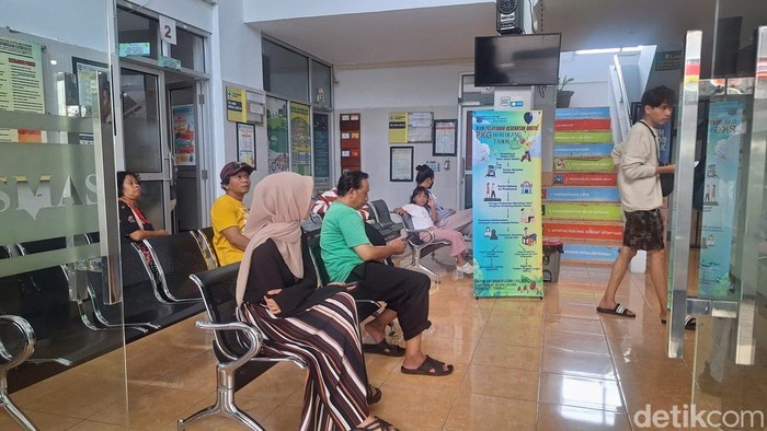 1764392758815-suasana-ruang-tunggu-salah-satu-puskesmas-di-kota-mataram-1757848780890_169