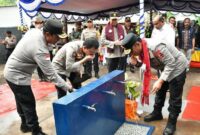 1764435912019-wakapolri-komjen-dedi-prasetyo-saat-meresmikan-sumur-bor-dan-menyerahkan-bansos-kepada-pengungsi-erupsi-gunung-lewotobi-laki-l-1764424712044_169