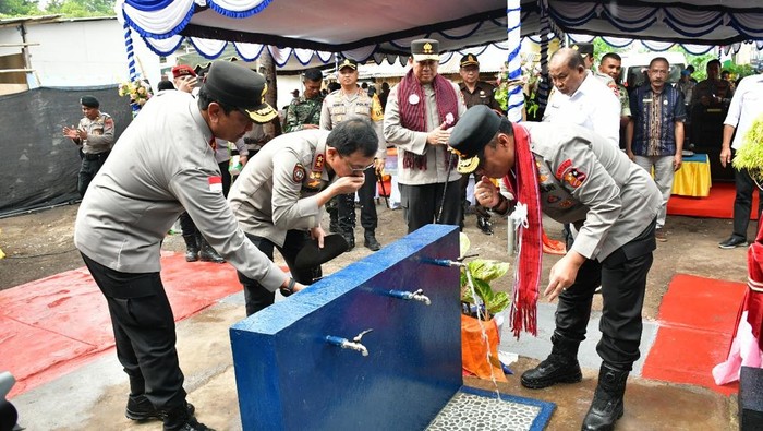 1764435912019-wakapolri-komjen-dedi-prasetyo-saat-meresmikan-sumur-bor-dan-menyerahkan-bansos-kepada-pengungsi-erupsi-gunung-lewotobi-laki-l-1764424712044_169