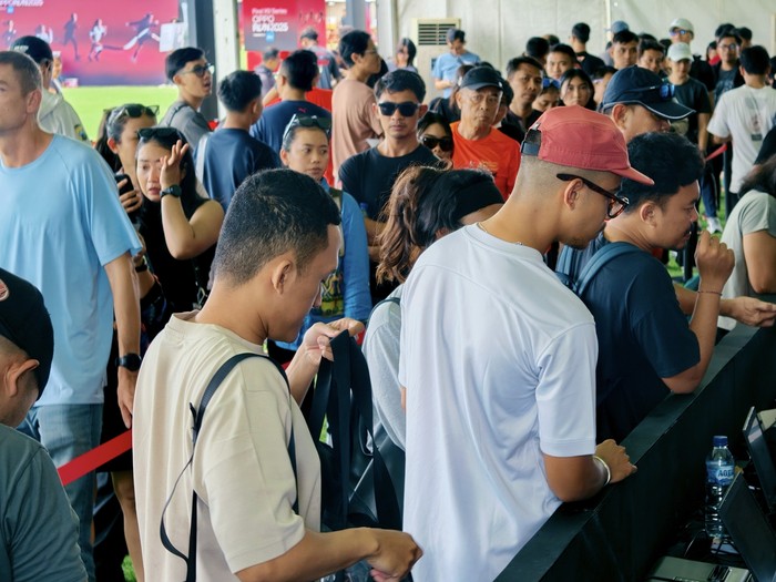 1764435912960-calon-peserta-oppo-run-2025-saat-mengambil-race-pack-di-bali-united-training-center-gianyar-sabtu-29112015-istimewa-1764423337565