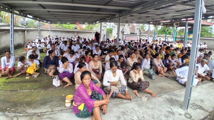 1764479106714-warga-hindu-merayakan-hari-raya-kuningan-di-pura-puseh-di-dusun-kembang-sari-kecamatan-plampang-sumbawa-ntb-sabtu-29112025-fot-1764466371257_169