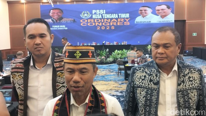 1764479107929-sekjen-pssi-yunus-nusi-memberikan-keterangan-pers-seusai-membuka-kongres-biasa-pssi-ntt-di-labuan-bajo-manggarai-barat-sabtu-2-1764429325391_169