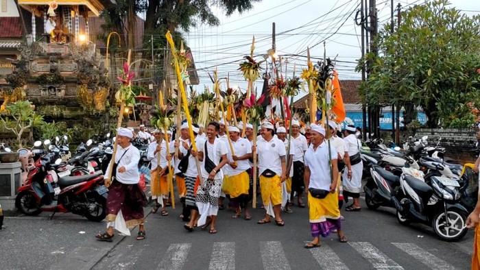 1764522368630-ratusan-pria-bertombak-berkeliling-desa-sambil-bersorak-sorai-dan-diiringi-baleganjur-dalam-ritual-ngerebeg-matiti-suara-di-de-1764509429459_169