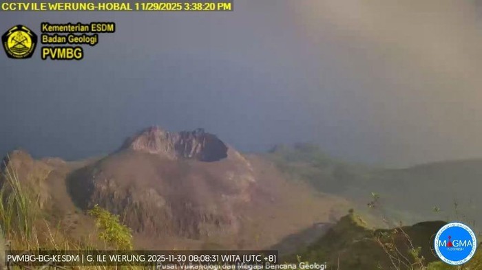 1764522372967-gunung-ile-werung-di-kabupaten-lembata-naik-status-dari-level-i-normal-ke-level-ii-waspada-hari-ini-minggu-30112025-ist-1764506276394_169