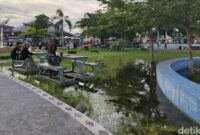 1764522378987-genangan-air-di-sejumlah-titik-area-taman-alun-alun-tastura-praya-lombok-tengah-minggu-30112025-edi-suryansyahdetikbali-1764501991803_169