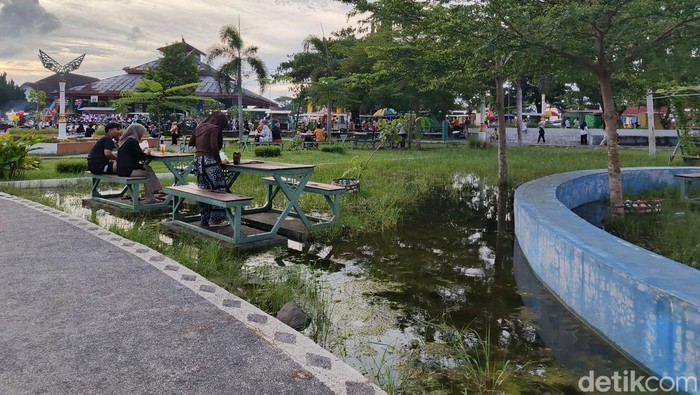 1764522378987-genangan-air-di-sejumlah-titik-area-taman-alun-alun-tastura-praya-lombok-tengah-minggu-30112025-edi-suryansyahdetikbali-1764501991803_169