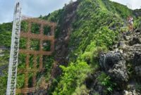 1764522380230-proyek-lift-pantai-kelingking-dihentikan-sementara-diduga-langgar-aturan-tata-ruang-1762344341466_169