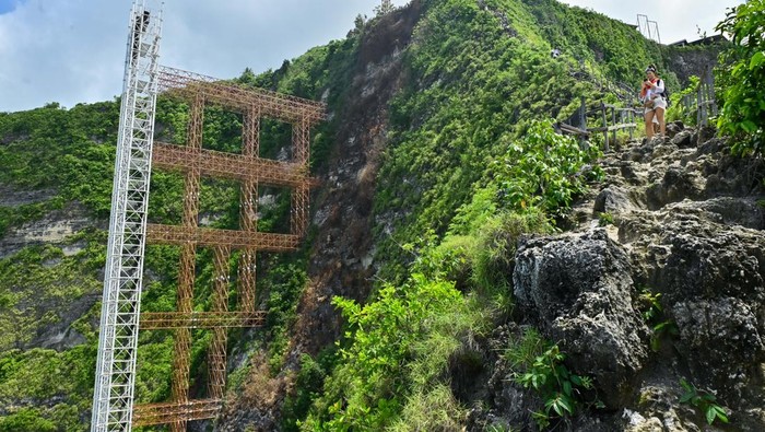 1764522380230-proyek-lift-pantai-kelingking-dihentikan-sementara-diduga-langgar-aturan-tata-ruang-1762344341466_169