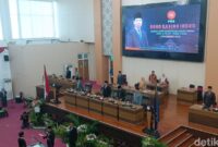 1764565585820-dono-kasino-indro-resmi-dilantik-sebagai-anggota-dprd-lombok-tengah-ntb-senin-1122025-foto-edi-suryansyahdetikbali-1764564149207_169