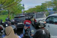 1764565586401-kemacetan-di-jalan-by-pass-mataram-senin-1122025-1764563573884_169