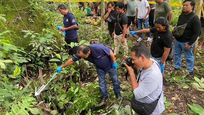 1764565587791-polisi-melakukan-olah-tkp-terkait-kasus-pencurian-brankas-lpd-desa-adat-yeh-poh-kecamatan-manggis-karangasem-bali-minggu-30112-1764560835030_169