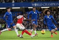 1764565601045-chelsea-vs-arsenal-liga-inggris-premier-league-bukayo-saka-marc-cucurella-1764532123502_169