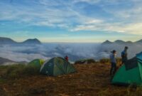 1764565605959-puncak-gunung-rinjani-lombok-dari-bukit-pergasingan-sembalun-lombok-timur-ntb
