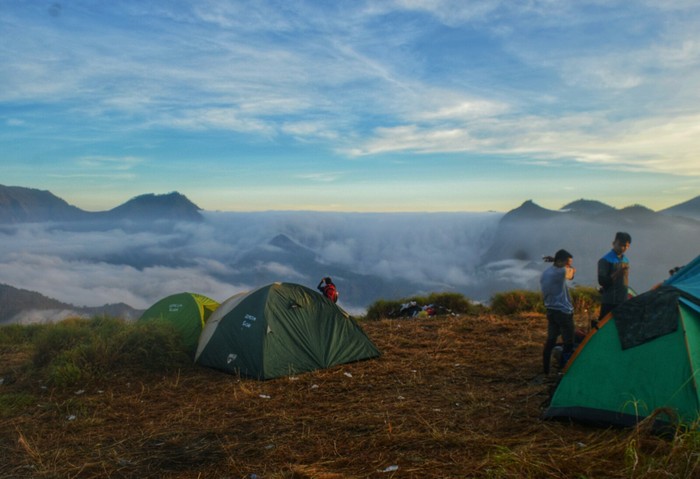 1764565605959-puncak-gunung-rinjani-lombok-dari-bukit-pergasingan-sembalun-lombok-timur-ntb