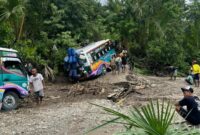 1764587157560-sejumlah-kendaraan-roda-enam-terjebak-banjir-di-sungai-kapsali-desa-manubelon-kecamatan-amfoang-barat-daya-kabupaten-kupang-nt-1764585062812_169