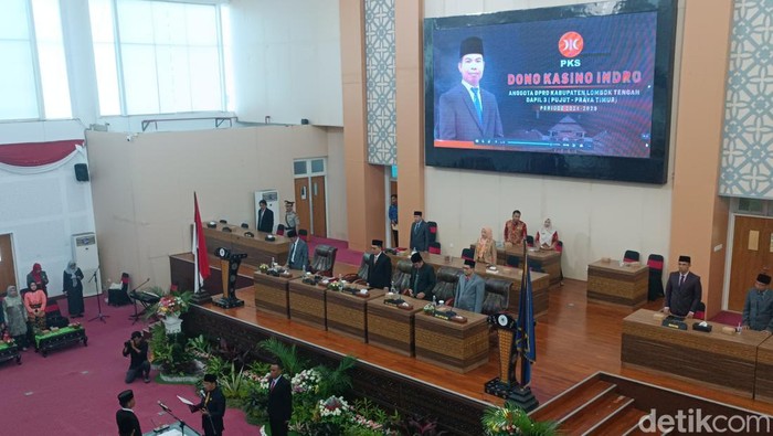 1764587160075-dono-kasino-indro-resmi-dilantik-sebagai-anggota-dprd-lombok-tengah-ntb-senin-1122025-foto-edi-suryansyahdetikbali-1764564149207_169