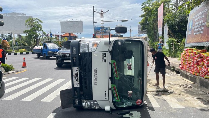 1764587164887-truk-pengangkut-semen-oleng-akibat-kelebihan-muatan-di-bypass-nusa-dua-badung-senin-1122025-1764573187939_169