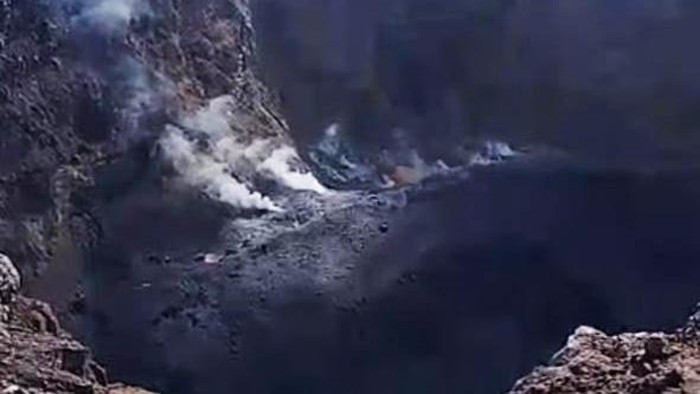 1764587165403-kondisi-kawah-gunung-agung-saat-mengeluarkan-asap-putih-tangkapan-layar-1764572406496_169
