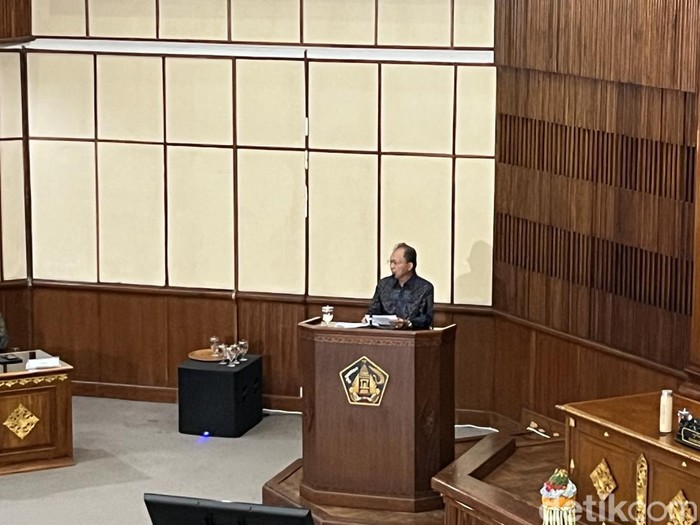 1764587165835-gubernur-bali-i-wayan-koster-membahas-raperda-alih-fungsi-lahan-di-bali-1764571783888_43