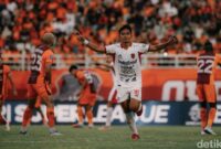 1764587166329-selebrasi-kadek-agung-widnyana-seusai-membobol-gawang-borneo-fc-di-stadion-segiri-samarinda-minggu-30122025-1764571682522_169