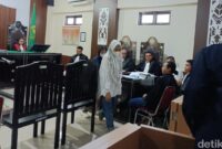 1764587168363-istri-brigadir-nurhadi-elma-agustina-dihadirkan-menjadi-saksi-kasus-pembunuhan-terhadap-suaminya-di-ruang-sidang-pn-mataram-se-1764570064730_169