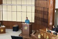 1764587169080-anggota-dprd-bali-i-ketut-mandia-saat-rapat-paripurna-di-kantor-gubernur-bali-senin-1122025-foto-rizki-setyodetikbali-1764568390134_169