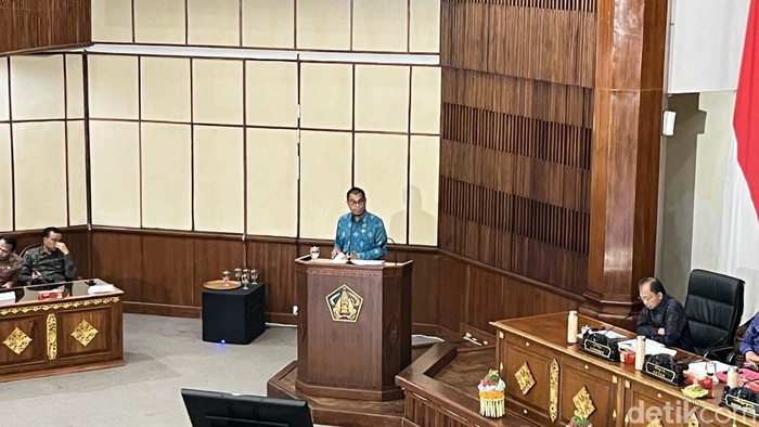 1764587169080-anggota-dprd-bali-i-ketut-mandia-saat-rapat-paripurna-di-kantor-gubernur-bali-senin-1122025-foto-rizki-setyodetikbali-1764568390134_169