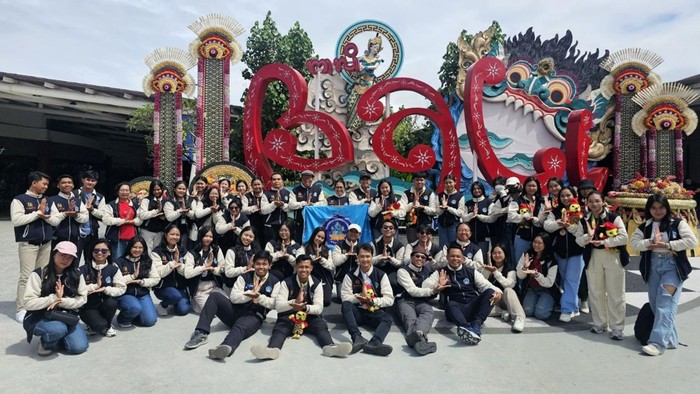 1764608769535-kontingen-undiksha-foto-bersama-di-terminal-kedatangan-domestik-bandara-internasional-i-gusti-ngurah-rai-badung-seusai-mengiku-1764588155397_169