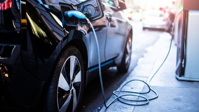 1764608770762-ilustrasi-mobil-listrik_169