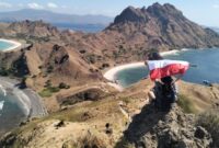 1764608771240-wisatawan-berfoto-di-sebuah-bongkahan-batu-di-pulau-padar-tn-komodo-topografi-curam-di-belakang-batu-itu-hingga-ratusan-meter-_169