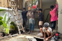 1764608775001-para-pekerja-membongkar-bagian-vila-yang-diduga-melanggar-sempadan-sungai-di-desa-canggu-kecamatan-kuta-utara-badung-foto-dok--1764599755173