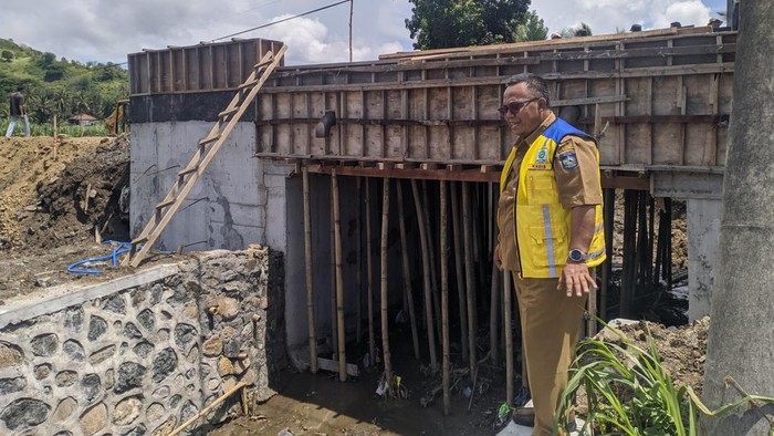 1764608775575-kadis-pupr-ntb-sadimin-mengecek-proyek-pembangunan-jembatan-di-desa-mekarsari-lombok-tengah-senin-1122025-foto-ahmad-viqidetik-1764598052227_169