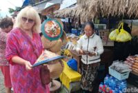 1764651941993-mbah-anik-atau-ni-wayan-suarni-saat-melayani-tamu-asing-di-depan-lapaknya-di-dtw-jatiluwih-kecamatan-penebel-tabanan-dengan-ma-1764651020426_169