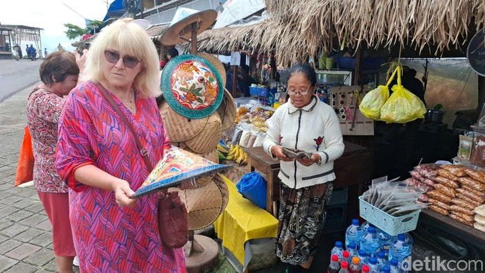 1764651941993-mbah-anik-atau-ni-wayan-suarni-saat-melayani-tamu-asing-di-depan-lapaknya-di-dtw-jatiluwih-kecamatan-penebel-tabanan-dengan-ma-1764651020426_169