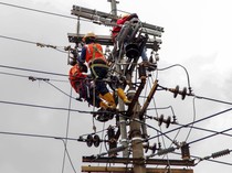 1764651951676-perjuangan-petugas-pln-rawat-jaringan-untuk-tingkatkan-pelayanan-1_43