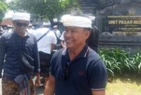 1764673534523-anggota-dprd-badung-i-made-sudira-seusai-memediasi-keributan-sopir-truk-dengan-warga-kelurahan-jimbaran-di-mapolsek-kuta-selat-1764672542755_43