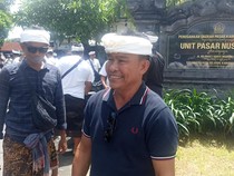 1764673534523-anggota-dprd-badung-i-made-sudira-seusai-memediasi-keributan-sopir-truk-dengan-warga-kelurahan-jimbaran-di-mapolsek-kuta-selat-1764672542755_43