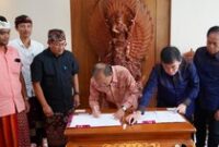 1764673535017-penandatanganan-nota-kesepahaman-domain-bali-antara-gubernur-bali-wayan-koster-dengan-pandi-di-rumah-jabatan-gubernur-bali-jay-1764670176285_43