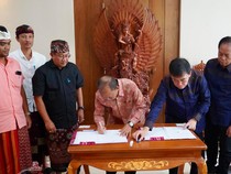 1764673535017-penandatanganan-nota-kesepahaman-domain-bali-antara-gubernur-bali-wayan-koster-dengan-pandi-di-rumah-jabatan-gubernur-bali-jay-1764670176285_43