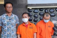 1764673539649-dua-pengedar-sabu-dan-ekstasi-sudarmanto-alias-dona-dan-suwarno-alias-bowo-dihadirkan-saat-konferensi-pers-di-mapolsek-kuta-se-1764662295770_169