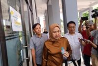 1764673540207-nurhidayah-istri-indra-jaya-usman-alias-iju-salah-satu-tersangka-uang-siluman-baru-keluar-dari-ruang-penyidik-kejati-ntb-selas-1764661919848_43