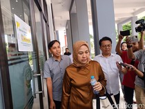 1764673540207-nurhidayah-istri-indra-jaya-usman-alias-iju-salah-satu-tersangka-uang-siluman-baru-keluar-dari-ruang-penyidik-kejati-ntb-selas-1764661919848_43